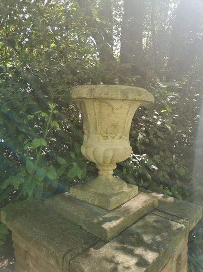 Ensemble de trois vase de style medicis en...