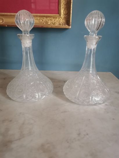 Paire de carafe à décanter en verre moulé...