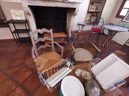 Un fauteuil provencal en bois naturel paillé...