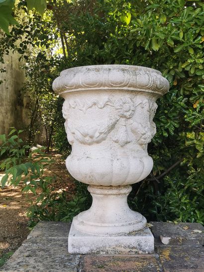 Deux grands vases de style Médicis sur piédouche...