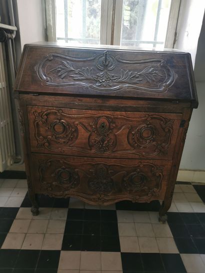 PETIT bureau de pente en chêne sculpté ouvrant...