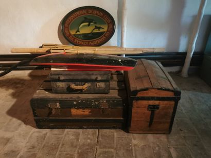 
Ensemble de malle et valise en bois




On...