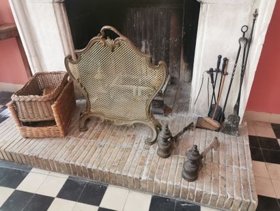 NECESSAIRE de cheminée en bronze comprenant...