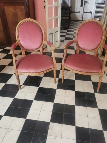 Paire de fauteuils cabriolet de style Louis...