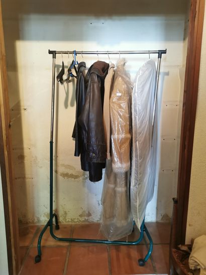 Deux portants de vetements de corps comprenant...