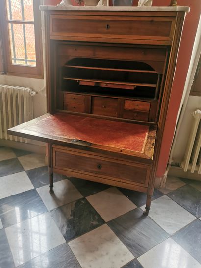 Secrétaire droit en bois de placage d’acajou...