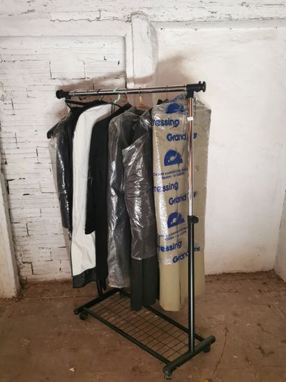Sur un portant 

Un lot de vetements dont...