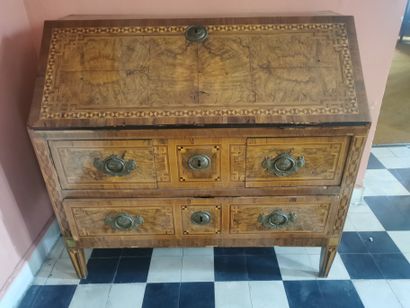 
Bureau de pente en bois de plaquage




A...