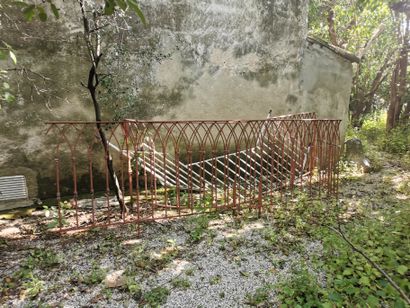 
Deux rampes de monté d'escalier ou barrière...