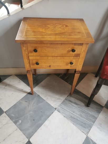 
PETIT chevet en bois clair ouvrant par deux...