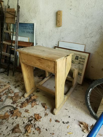 Petit bureau d'ecolier en pin 

Travail ...