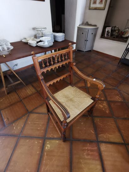 Paire de fauteuils en noyer de style Henri...