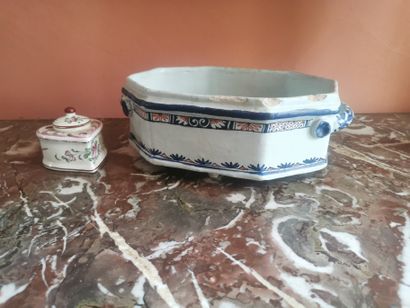 JARDINIERE en faîence à pans coupés à décor...