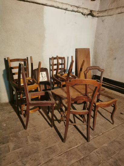 
Lot de sept chaises dépareillées 




On...