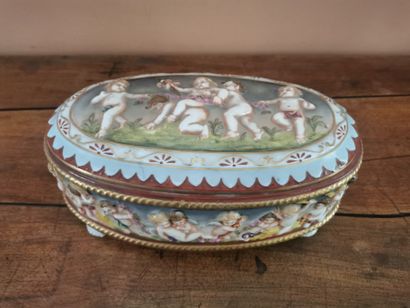 CAPODIMONTE, Boîte en porcelaine à décor...