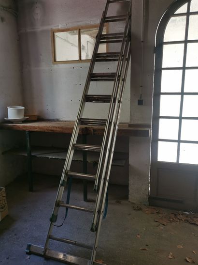 Une échelle double en aluminium