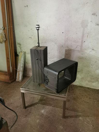 Une table basse carrée en aluminium et verre...