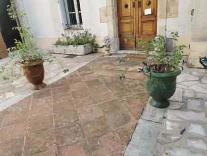 Deux petit vase d'anduze 

Un marron et un...
