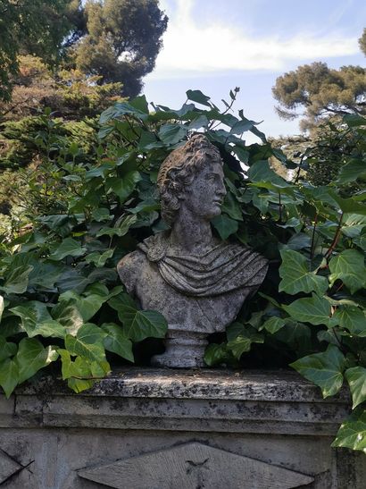 Une paire de sculptures en pierre reconstituée...