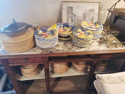 Lot de d'assiettes en faiences modernes

On...