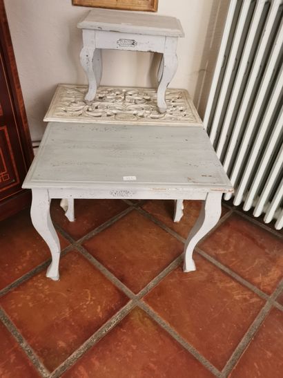 
Deux petites tables basses en bois naturel...