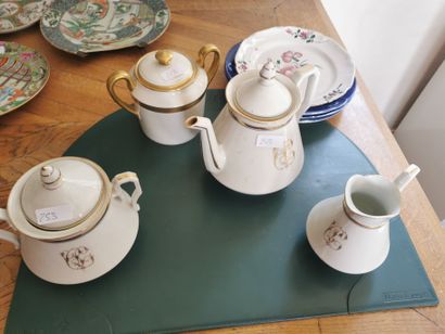 Ensemble de porcelaine blanche et or, composée...