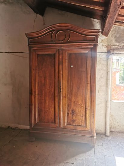 Armoire lingere en noyer ouvrant par deux...