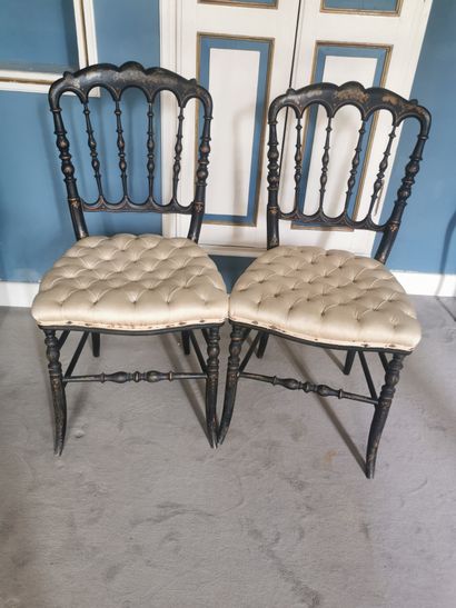PAIRE de chaises en bois noirci d'époque...