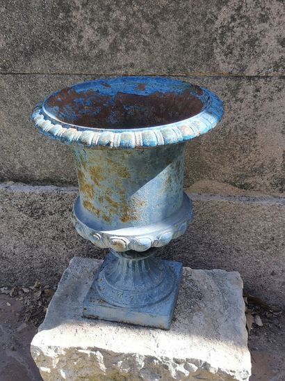 Paire de vase medicis circulaire sur piedouche...