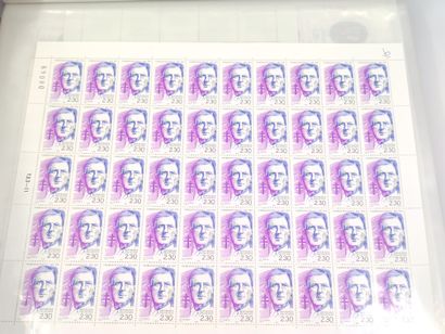 CLASSEUR TIMBRES EN FEUILLES

Faciale 285...