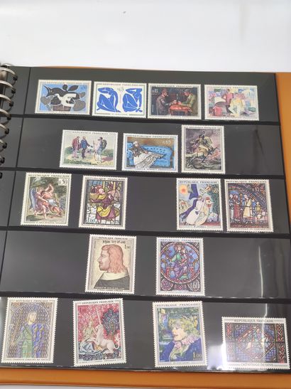 ENSEMBLE DE TIMBRES RECENTS SOUS ALBUM LINDER...