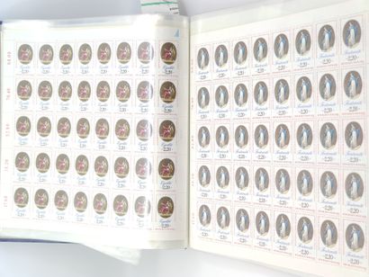 CLASSEUR TIMBRES EN FEUILLES

Faciale 285...