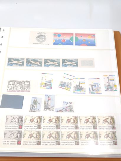 ENSEMBLE DE TIMBRES RECENTS SOUS ALBUM LINDER...