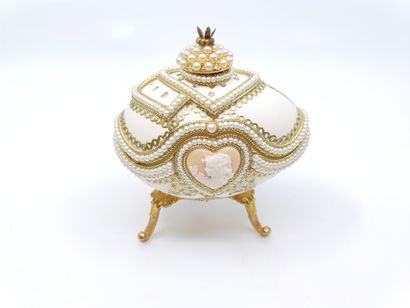 
Œuf dans le goût de Fabergé, orné de strass,...