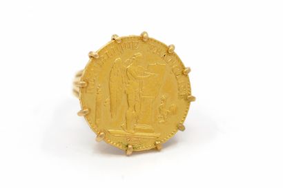 BAGUE en or jaune 750° ornée d'une pièce...