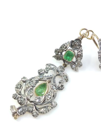 PAIRE de boucles d'oreilles girandoles en...
