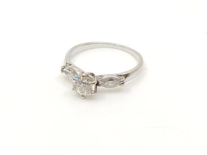 BAGUE en or gris 750° ornée d'un diamant...