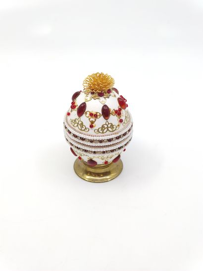 
Œuf dans le goût de Fabergé, orné de dorures...