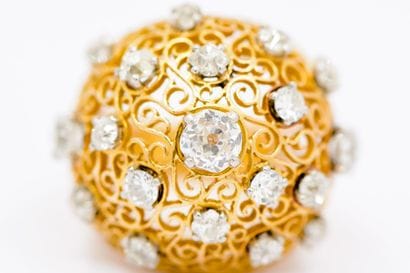 IMPORTANTE BAGUE Dôme ajourée en or jaune...
