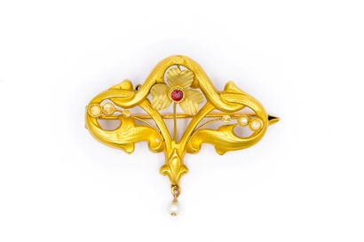 BROCHE en or deux tons figurant un motif...