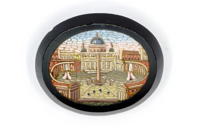 PLAQUE ovale en onyx et micromosaîque représentant...