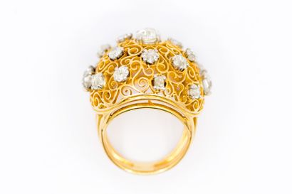 IMPORTANTE BAGUE Dôme ajourée en or jaune...
