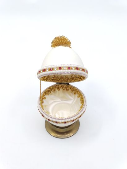
Œuf dans le goût de Fabergé, orné de deux...