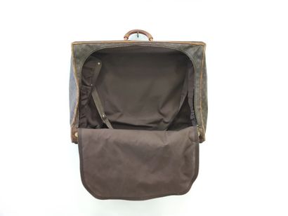 VALISE Louis vuitton monogrammée sur roulettes...