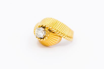 BAGUE Tourbillon en or jaune 750° ornée d'un...