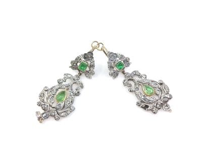 PAIRE de boucles d'oreilles girandoles en...