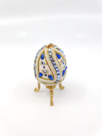 
Œuf dans le goût de Fabergé, orné de perles...