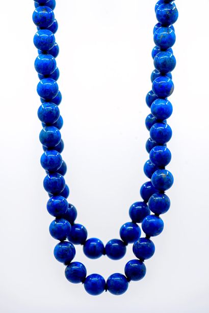 PARURE COMPRENANT:

COLLIER en LAPIS LAZULLI,...