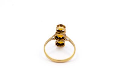 BAGUE en or jaune 750° ornée de trois pierres...