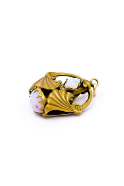 PENDENTIF en vermeil ornée de reproduction...